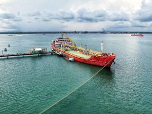 RI Bakal Impor BBM 1,4 Juta KL dari AS buat Pertamina dan SPBU Swasta RI Bakal Impor BBM 1,4 Juta KL dari AS buat Pertamina dan SPBU Swasta