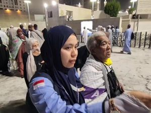 Serba Bisa Petugas Haji di Masjidil Haram, Jadi Pemandu Arah-Bimbing Ibadah