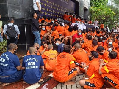 Gerombolan Preman Duduk Jongkok dengan Tangan Terborgol di Polda Metro