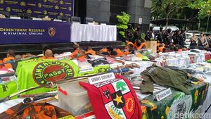 Berjejer Atribut Ormas di Polda Metro Hasil Operasi Premanisme