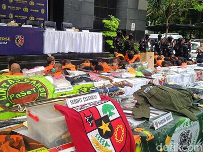 Berjejer Atribut Ormas di Polda Metro Hasil Operasi Premanisme