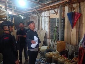 Timbun 1,8 Ton BBM Bersubsidi di Deli Serdang, 2 Pelaku Ditangkap Timbun 1,8 Ton BBM Bersubsidi di Deli Serdang, 2 Pelaku Ditangkap