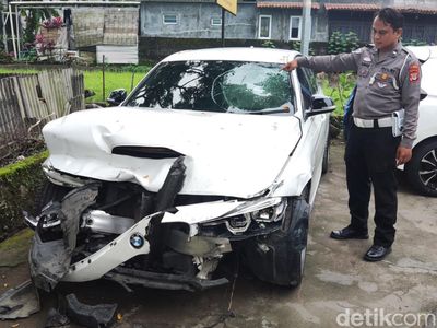 Penampakan Remuknya BMW Mahasiswa UGM Penabrak Argo di Jalan Palagan Sleman