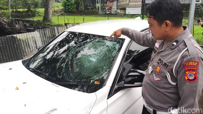 Sedan BMW 320i penabrak motor Vario di Jalan Palagan, Ngaglik, diamankan di Polsek Ngaglik, Sleman, Senin (26/5/2025). Sedan BMW 320i penabrak motor Vario di Jalan Palagan, Ngaglik, diamankan di Polsek Ngaglik, Sleman, Senin (26/5/2025).