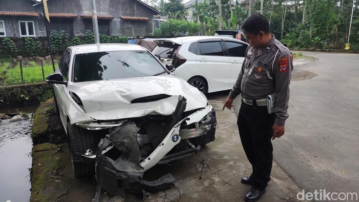 Sedan BMW 320i penabrak motor Vario di Jalan Palagan, Ngaglik, diamankan di Polsek Ngaglik, Sleman, Senin (26/5/2025).