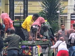 Polisi Tetap Usut Pembakaran PTPN Meski Warga Kaligedang Datangi Mapolres Polisi Tetap Usut Pembakaran PTPN Meski Warga Kaligedang Datangi Mapolres