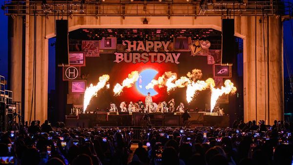 Foto-foto Perayaan Ultah Ke-10 Debut SEVENTEEN di Jamsil Bridge