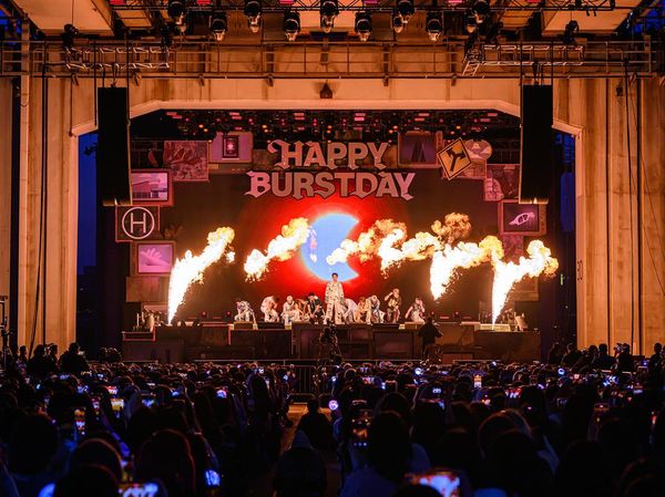 Foto-foto Perayaan Ultah Ke-10 Debut SEVENTEEN di Jamsil Bridge