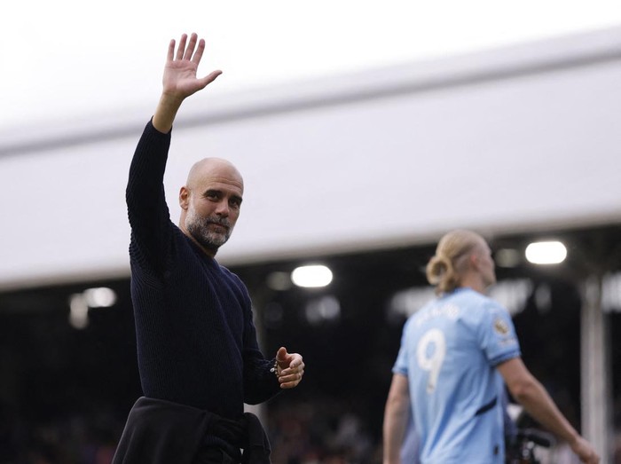 Soccer Football - Premier League - Fulham v Manchester City - Craven Cottage, London, Britain - May 25, 2025 Manchester City manager Pep Guardiola celebrates after the match Action Images via Reuters/Andrew Couldridge EDITORIAL USE ONLY. NO USE WITH UNAUTHORIZED AUDIO, VIDEO, DATA, FIXTURE LISTS, CLUB/LEAGUE LOGOS OR 'LIVE' SERVICES. ONLINE IN-MATCH USE LIMITED TO 120 IMAGES, NO VIDEO EMULATION. NO USE IN BETTING, GAMES OR SINGLE CLUB/LEAGUE/PLAYER PUBLICATIONS. PLEASE CONTACT YOUR ACCOUNT REPRESENTATIVE FOR FURTHER DETAILS..