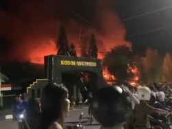 TNI Pastikan Tak Ada Korban Saat Markas Kodim Poso Kebakaran TNI Pastikan Tak Ada Korban Saat Markas Kodim Poso Kebakaran