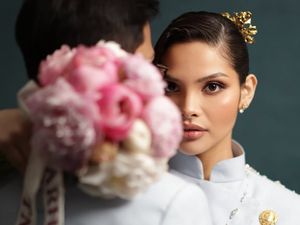 8 Foto Lamaran Tengku Nadira Anak Enny Beatrice, Unik Pakai Beskap Modifikasi 8 Foto Lamaran Tengku Nadira Anak Enny Beatrice, Unik Pakai Beskap Modifikasi