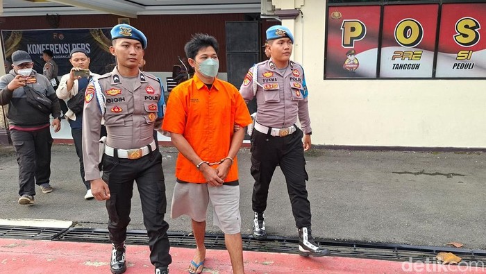Tersangka kecelakaan ajal di Tawangmangu, Heri Purwanto, di saat di Mapolres Karanganyar, Senin (26/5/2025). Tersangka kecelakaan ajal di Tawangmangu, Heri Purwanto, di saat di Mapolres Karanganyar, Senin (26/5/2025).