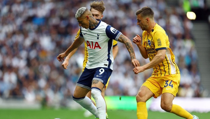 Tottenham Hotspur, Richarlison, Soccer Football - Premier League - Tottenham Hotspur v Brighton & Hove Albion - Tottenham Hotspur Stadium, London, Britain - May 25, 2025 Tottenham Hotspurs Richarlison in action with Brighton & Hove Albions Joel Veltman Action Images via Reuters/Matthew Childs EDITORIAL USE ONLY. NO USE WITH UNAUTHORIZED AUDIO, VIDEO, DATA, FIXTURE LISTS, CLUB/LEAGUE LOGOS OR LIVE SERVICES. ONLINE IN-MATCH USE LIMITED TO 120 IMAGES, NO VIDEO EMULATION. NO USE IN BETTING, GAMES OR SINGLE CLUB/LEAGUE/PLAYER PUBLICATIONS. PLEASE CONTACT YOUR ACCOUNT REPRESENTATIVE FOR FURTHER DETAILS..
