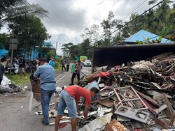 Truk Tabrak Rumah-Motor di Bulukumba gegara Rem Blong