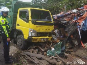 Brakk! Truk Oleng Gasak Warung Angkringan di Jalan Lingkar Klaten