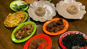 Warung Nasi Uduk Belasan Lauk Ini Buka 24 Jam!