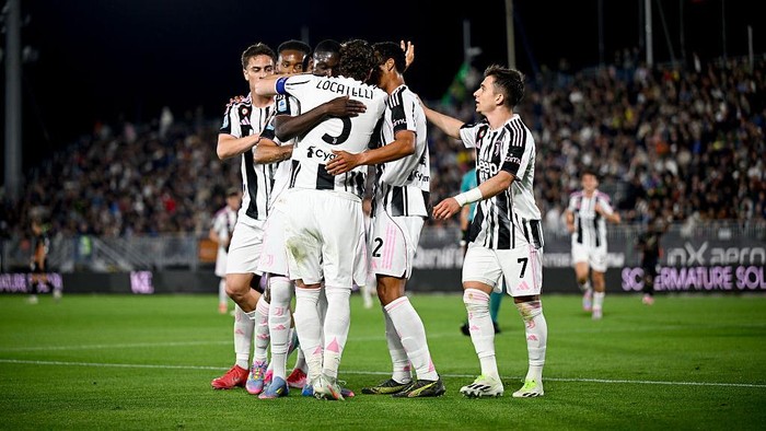 Venezia vs Juventus VENICE, ITALY - MAY 25: Randal Kolo Muani of Juventus celebrates 1-2 goal during the Serie A match between Venezia and Juventus at Stadio Pier Luigi Penzo on May 25, 2025 in Venice, Italy. (Photo by Daniele Badolato - Juventus FC/Getty Images)