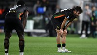 Pemain Venezia tertunduk usai kalah dan dipastikan terdegradasi. (Foto: Image Photo Agency/Getty Images)