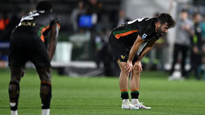 venezia vs juventus jay idzes marin svenko serie a liga italia venezia degradasi VENICE, ITALY - MAY 25: Marin Sverko of Venezia reacts with disappointment during the Serie A match between Venezia and Juventus at Stadio Pier Luigi Penzo on May 25, 2025 in Venice, Italy. (Photo by Image Photo Agency/Getty Images)