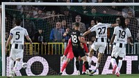 Daniel Fila sempat menghidupkan asa Venezia usai membawa keunggulan 1-0 di menit ke-2. (Foto: Image Photo Agency/Getty Images)