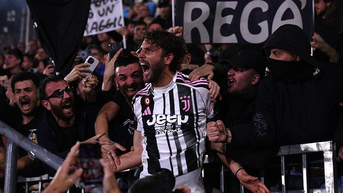 VENICE, ITALY - MAY 25: Manuel Locatelli of Juventus celebrates scoring his teams third goal with fans during the Serie A match between Venezia and Juventus at Stadio Pier Luigi Penzo on May 25, 2025 in Venice, Italy. (Photo by Alessandro Sabattini/Getty Images)
