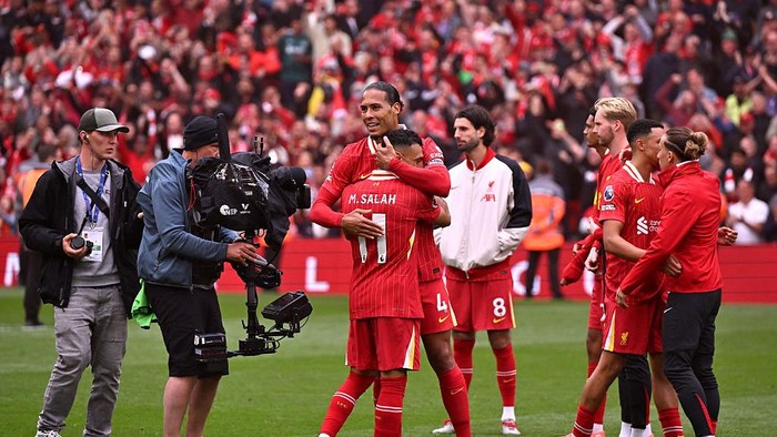 LIVERPOOL, ENGLAND - MAY 25: (THE SUN OUT. THE SUN ON SUNDAY OUT) Virgil van Dijk of Liverpool hugs teammate Mohamed Salah as they celebrate Liverpool being crowned the Champions of the Premier League for the 2024/25 Season following the Premier League match between Liverpool FC and Crystal Palace FC at Anfield on May 25, 2025 in Liverpool, England. (Photo by Liverpool FC/Liverpool FC via Getty Images)