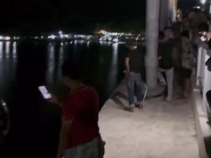 Sambil Menangis, Seorang Pria Lompat dari Jembatan Teluk Kendari Sambil Menangis, Seorang Pria Lompat dari Jembatan Teluk Kendari