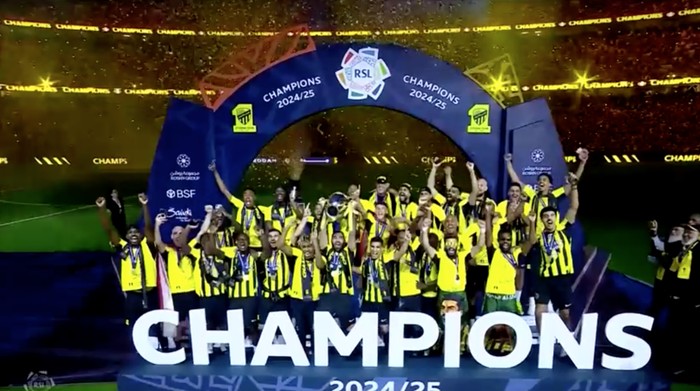 Al Ittihad Angkat Trofi Liga Arab Saudi