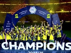 Video Al Ittihad Angkat Trofi Liga Arab Saudi