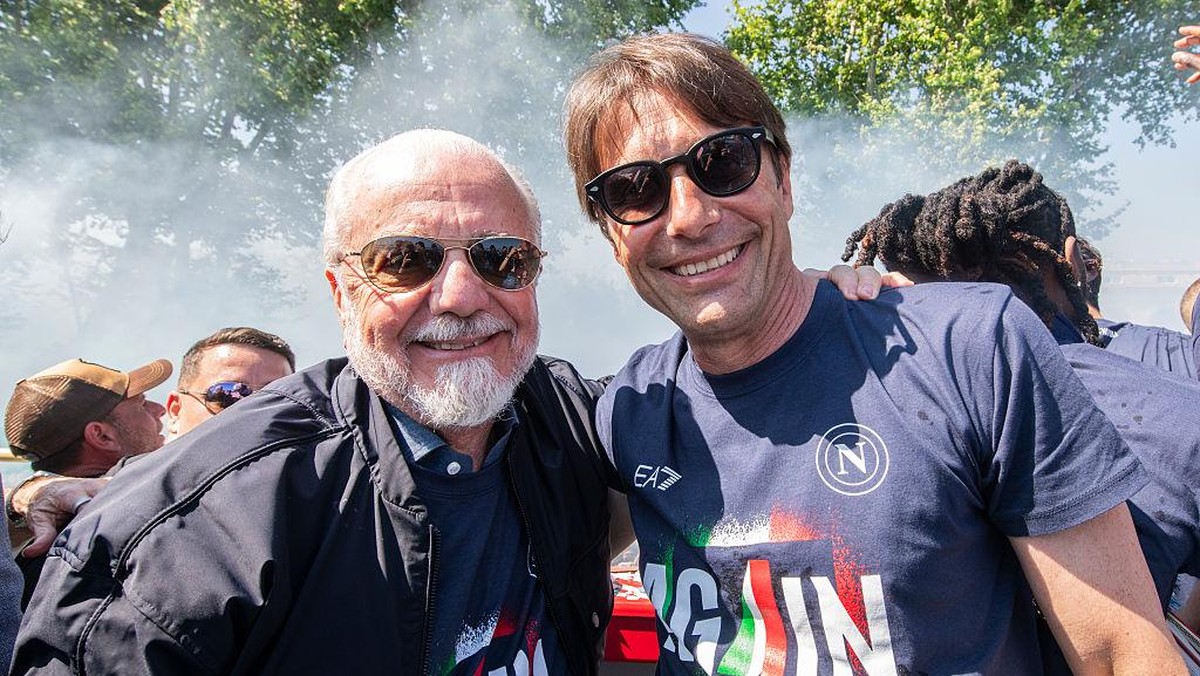 Antonio Conte bersama Presiden Napoli. (Foto: SSC NAPOLI via Getty Images/SSC NAPOLI)