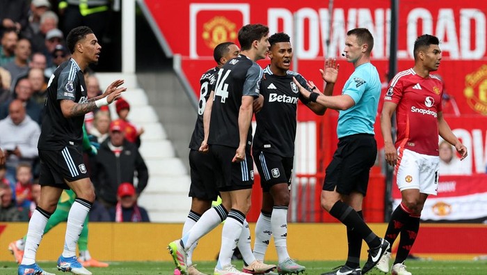 Aston Villa Soccer Football - Premier League - Manchester United v Aston Villa - Old Trafford, Manchester, Britain - May 25, 2025 Aston Villa players remonstrates with referee Thomas Bramall after Aston Villas Morgan Rogers had his goal disallowed after a VAR review REUTERS/Chris Radburn EDITORIAL USE ONLY. NO USE WITH UNAUTHORIZED AUDIO, VIDEO, DATA, FIXTURE LISTS, CLUB/LEAGUE LOGOS OR LIVE SERVICES. ONLINE IN-MATCH USE LIMITED TO 120 IMAGES, NO VIDEO EMULATION. NO USE IN BETTING, GAMES OR SINGLE CLUB/LEAGUE/PLAYER PUBLICATIONS. PLEASE CONTACT YOUR ACCOUNT REPRESENTATIVE FOR FURTHER DETAILS..