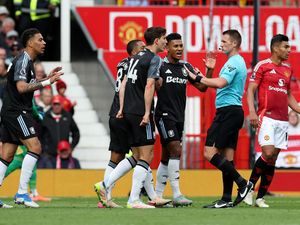 Villa Kehilangan Rp 661 Miliar usai Kalah Kontroversial dari MU