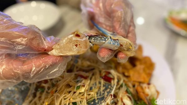 Salad Blue Crab Mentah yang Segar Ada di Resto Thailand Ini