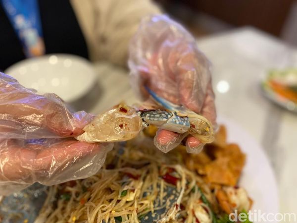 Salad Blue Crab Mentah yang Segar Ada di Resto Thailand Ini