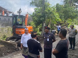 Jalan di Karangasem Rusak Tergerus Banjir Akibat Got Tersumbat Sampah