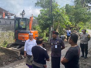 Jalan di Karangasem Rusak Tergerus Banjir Akibat Got Tersumbat Sampah Jalan di Karangasem Rusak Tergerus Banjir Akibat Got Tersumbat Sampah