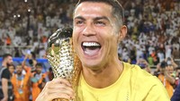 Ronaldo tampak suka cita merengkuh trofi juara, yang diraihnya dalam hitungan bulan sejak debut dengan Al Nassr pada Januari 2023. Foto: dok. Instagram @cristiano