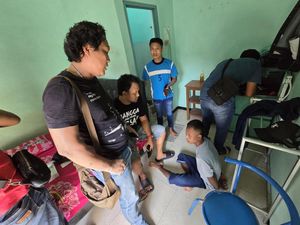 Dian Gasak Motor dan Ponsel Pelanggan Usai Layani Kencan Sesama Jenis Dian Gasak Motor dan Ponsel Pelanggan Usai Layani Kencan Sesama Jenis