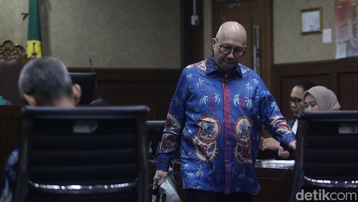 Dugaan Korupsi Taspen yang Rugikan Negara Rp 1 Triliun Mulai Disidangkan Mantan Direktur Utama PT Taspen Antonius NS Kosasih (kanan) dan mantan Direktur Utama PT Insight Investment Management Ekiawan Heri Primaryanto (kiri)Â menjalani sidang di Pengadilan Tipikor, Jakarta, Selasa (27/5/2025). Sidang tersebut Jaksa Penuntut Umum membacakan dakwaan terkait problem praduga korupsi investasi fiktif pada PT Taspen tahun budget 2019. Antonius Nicholas Stephanus Kosasih didakwa merugikan negara Rp 1 triliun dalam problem praduga investasi fiktif. Jaksa meyakini Kosasih turut menikmati hasil korupsi dalam problem ini