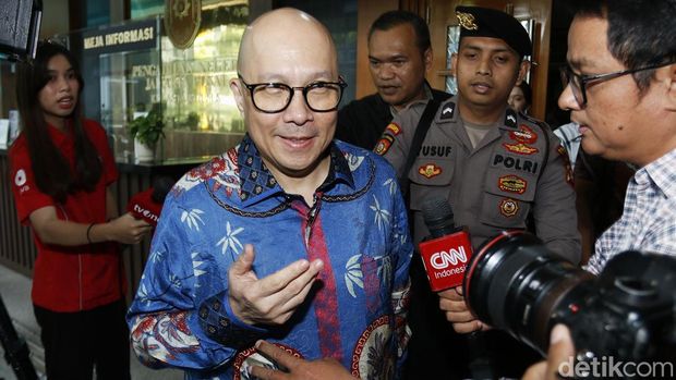 Mantan Direktur Utama PT Taspen Antonius NS Kosasih (kanan) dan mantan Direktur Utama PT Insight Investment Management Ekiawan Heri Primaryanto (kiri)  menjalani sidang di Pengadilan Tipikor, Jakarta, Selasa (27/5/2025). Sidang tersebut Jaksa Penuntut Umum membacakan dakwaan terkait kasus prasangka korupsi investasi fiktif pada PT Taspen tahun budget 2019. Antonius Nicholas Stephanus Kosasih didakwa merugikan negara Rp 1 triliun dalam kasus prasangka investasi fiktif. Jaksa meyakini Kosasih turut menikmati hasil korupsi dalam kasus ini