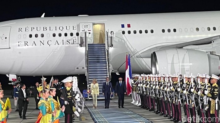 Emmanuel Macron tiba di Indonesia (Eva Savitri/detikcom) Emmanuel Macron tiba di Indonesia (Eva Savitri/detikcom)