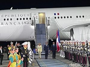 Presiden Prancis Macron Tiba di Indonesia, Disambut Menhan hingga Menlu