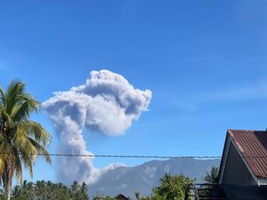 Marapi Erupsi Setinggi 1.100 Meter, Hujan Abu Landa 2 Kabupaten Marapi Erupsi Setinggi 1.100 Meter, Hujan Abu Landa 2 Kabupaten