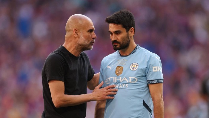 Soccer Football - FA Cup - Final - Crystal Palace v Manchester City - Wembley Stadium, London, Britain - May 17, 2025 Manchester Citys Ilkay Gundogan and manager Pep Guardiola look dejected after the match REUTERS/David Klein