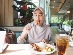 Muslim Tak Sengaja Makan Ayam Goreng Nonhalal, Ini Hukumnya dalam Islam