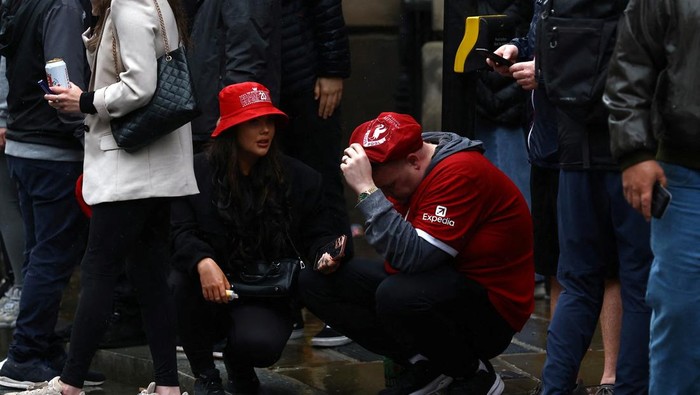 Soccer Football - Premier League - Liverpool Victory Parade - Liverpool, Britain - May 26, 2025 Liverpool fans look on after multiple people were hit by a car during the Victory parade Action Images via Reuters/Lee Smith