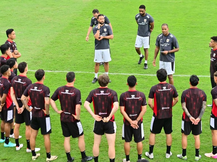 Sejumlah pesepak bola Timnas Indonesia mengikuti sesi latihan perdana di Training Center Bali United, Pantai Purnama, Gianyar, Bali, Senin (26/5/2025). Timnas Indonesia mulai menjalani pemusatan latihan di Bali hingga Sabtu (31/5) sebagai persiapan menjelang laga lanjutan babak kualifikasi Piala Dunia 2026. ANTARA FOTO/Fikri Yusuf/nym.