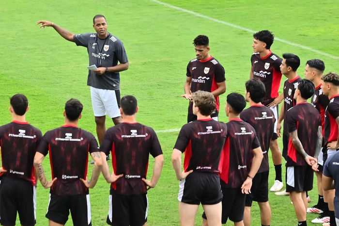 Sejumlah pesepak bola Timnas Indonesia mengikuti sesi latihan perdana di Training Center Bali United, Pantai Purnama, Gianyar, Bali, Senin (26/5/2025). Timnas Indonesia mulai menjalani pemusatan latihan di Bali hingga Sabtu (31/5) sebagai persiapan menjelang laga lanjutan babak kualifikasi Piala Dunia 2026. ANTARA FOTO/Fikri Yusuf/nym.
