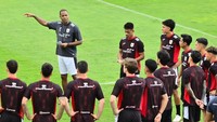 Pelatih Timnas Indonesia Patrick Kluivert memberikan instruksi saat memimpin sesi latihan perdana di Training Center Bali United, Pantai Purnama, Gianyar, Bali, Senin (26/5/2025). (ANTARA FOTO/Fikri Yusuf)