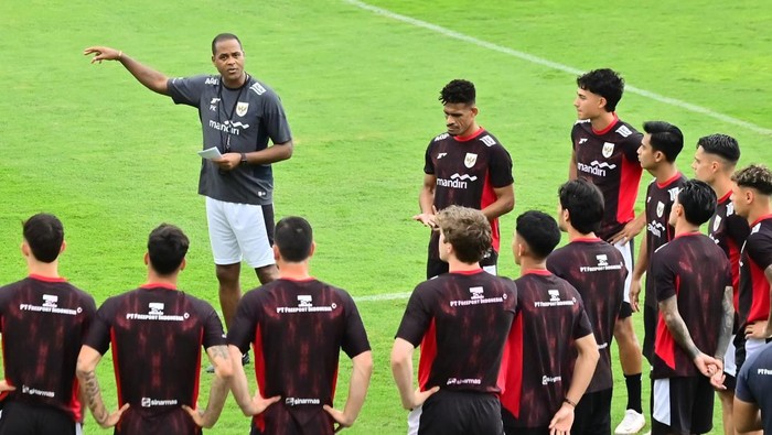 Intip Latihan Timnas Indonesia di Bali Sejumlah pesepak bola Timnas Indonesia mengikuti sesi latihan perdana di Training Center Bali United, Pantai Purnama, Gianyar, Bali, Senin (26/5/2025). Timnas Indonesia mulai menjalani pemusatan latihan di Bali hingga Sabtu (31/5) sebagai persiapan menjelang laga lanjutan babak kualifikasi Piala Dunia 2026. ANTARA FOTO/Fikri Yusuf/nym.
